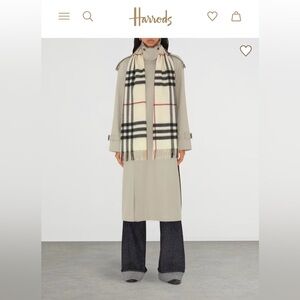 Burberry Check cashmere scarf in a stone color 100% cashmere nova